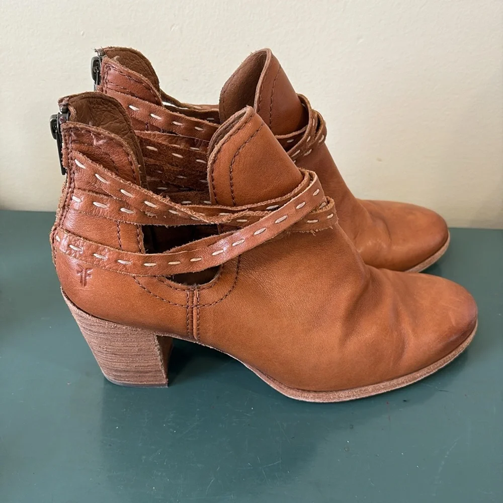 Women's Frye Naomi Picklestitch Shootie Ankle Bootie in Brown Leather. Size 7.5